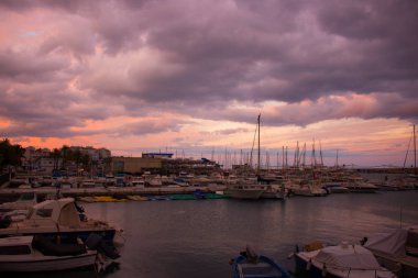 Bağlantı noktası. Günbatımı gökyüzü.