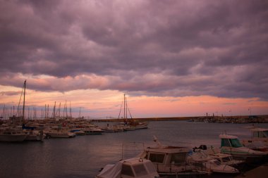 Bağlantı noktası. Günbatımı gökyüzü.