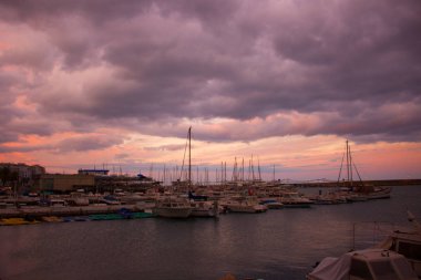 Bağlantı noktası. Günbatımı gökyüzü.