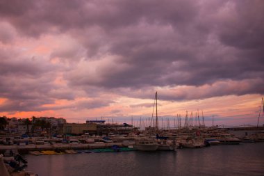 Bağlantı noktası. Günbatımı gökyüzü.