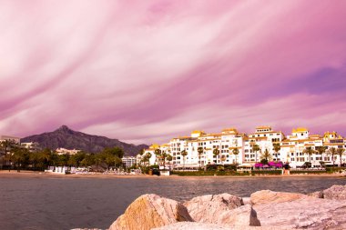 Puerto Banus. Güzel gün batımı görünümü. 