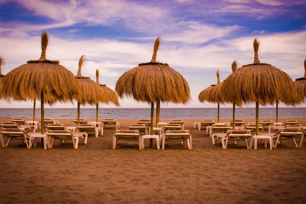 Paraguas de playa. Hermosa vista de verano . — Foto de Stock