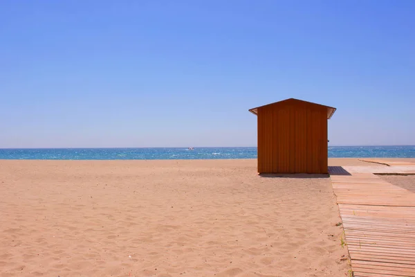 Playa. Pequeña casa de madera en la playa . — Foto de Stock