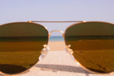 Güneş gözlüğü. Güzel yaz plaj ve güneş gözlüğü. 