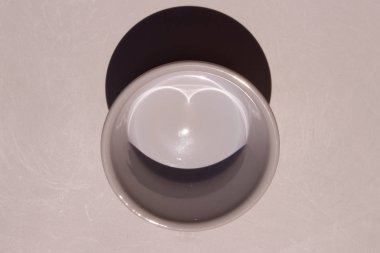 Plaka. Zarif beyaz plaka.