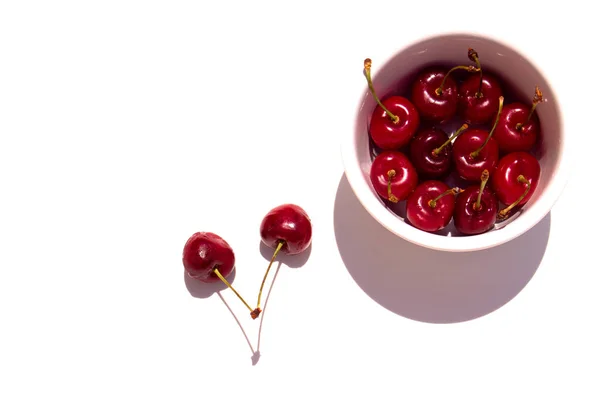 Cherry. Třešně v bílé misce. — Stock fotografie