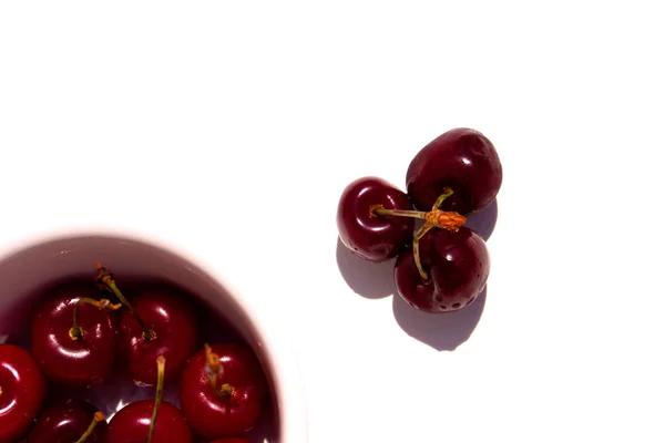 Cherry. Cherries in white bowl. — Stock Photo, Image