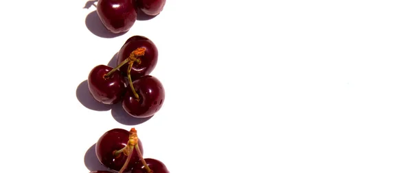 Cereza. Cerezas en tazón blanco . — Foto de Stock