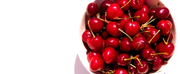 Cereja. Cerejas em tigela branca . — Fotografia de Stock