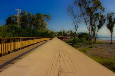 Yol. Ahşap sahil yolu.