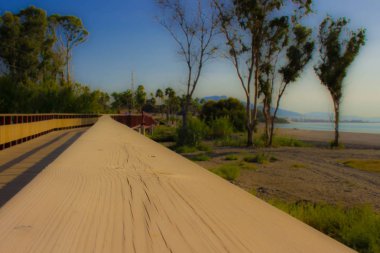 Yol. Ahşap sahil yolu.