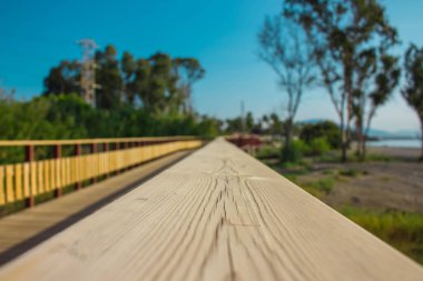 Yol. Ahşap sahil yolu.