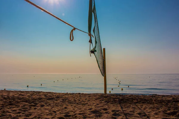 Plajda voleybol ağı.
