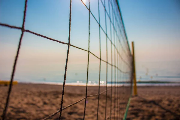 Volleyballnetz am Strand. — Stockfoto