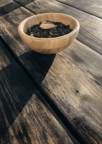 Grüner Tee mit Fruchtstücken — Stockfoto