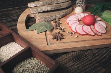 Yeşil turp, kırmızı Bahçe turp ve çavdar ekmek parçaları