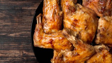 Kırmızı soslu fırında pişmiş tavşan