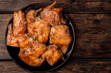 Kırmızı soslu fırında pişmiş tavşan