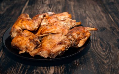 Kırmızı soslu fırında pişmiş tavşan