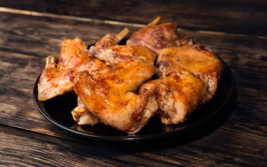 Kırmızı soslu fırında pişmiş tavşan