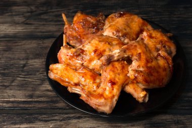 Kırmızı soslu fırında pişmiş tavşan