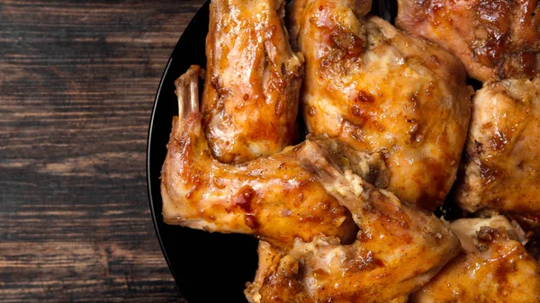 Kırmızı soslu fırında pişmiş tavşan