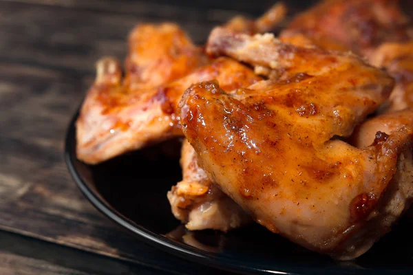 Kırmızı soslu fırında pişmiş tavşan