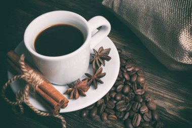 Tat fincan kahve kavrulmuş tahıl ile