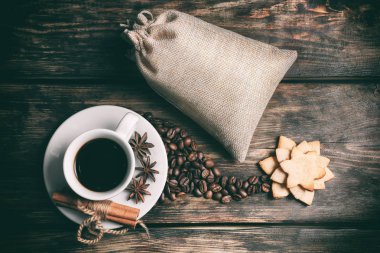 Tat fincan kahve kavrulmuş tahıl ile