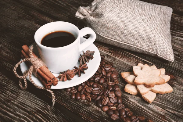 Taza de café con granos tostados — Foto de Stock