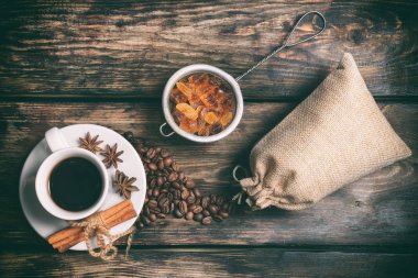 Tat fincan kahve kavrulmuş tahıl ile