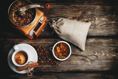 Tat fincan kahve kavrulmuş tahıl ile