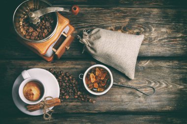 Tat fincan kahve kavrulmuş tahıl ile