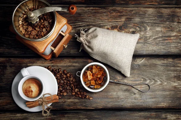Taza de café con granos tostados — Foto de Stock
