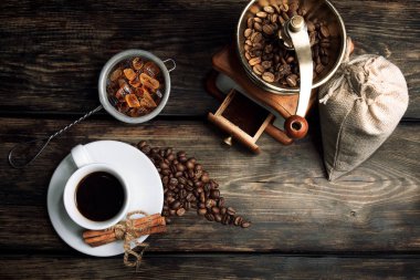 Tat fincan kahve kavrulmuş tahıl ile