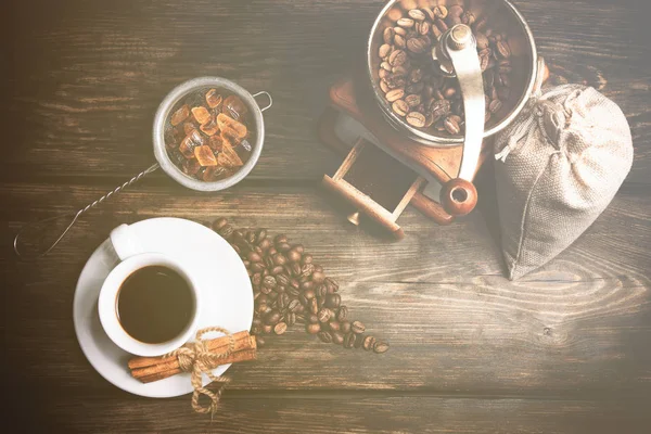 Geschmack Tasse Kaffee mit gerösteten Körnern — Stockfoto