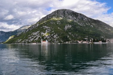 Dağın eteklerinde Adası
