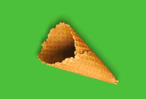 Våffelkon för glass på en grön bakgrund med kopieringsutrymme för införande eller dekoration av text, logotyp eller ordalydelse, begreppet färgglada sommar kalla söta snacks. — Stockfoto