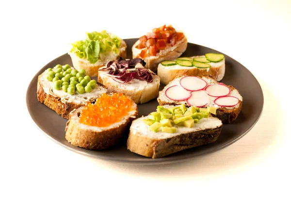 サンドイッチやパンやおいしい食材を使用したタパス。健康的な朝食 ot お昼の素敵な食べ物かもしれない。テキストのコピー スペース — ストック写真