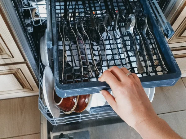 Bulaşık makinesini temiz bulaşıklarla aç. Temizlik ve temizlik eğilimi.