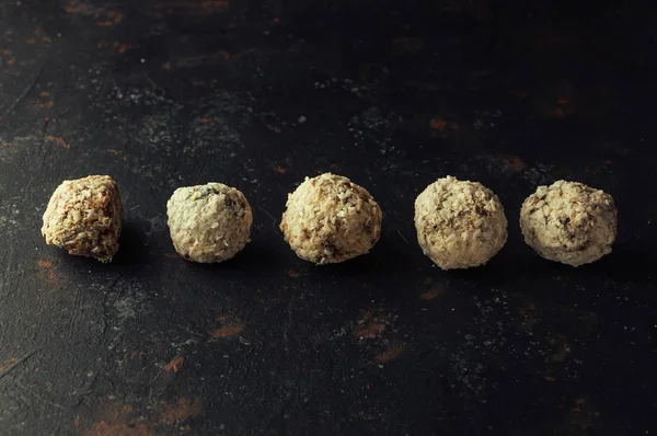 Lâmpadas de energia cruas com coco sobre um fundo escuro. Imagem horizontal, espaço de cópia, vista superior . — Fotografia de Stock