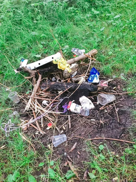 Copo de plástico e lixo na floresta. Poluição ambiental. Questão ambiental e desastre. Ir Verde, Desperdício Zero, Salvar o Planeta, Dia da Terra, Sem Plástico, Conceito de Reciclagem — Fotografia de Stock