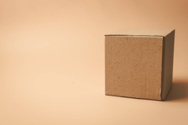 Bej arka planda bir hediye kutusu, izole et. Kopyalama. Satış, indirim, Noel hediyeleri ve alışveriş konsepti..