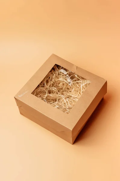 Řemeslná Dárková Krabice Uvnitř Papírovým Seno Béžovém Pozadí Izolovat Kopírovací — Stock fotografie