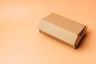 Bej arka planda bir hediye kutusu, izole et. Kopyalama. Satış, indirim, Noel hediyeleri ve alışveriş konsepti..