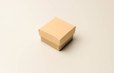 Beyaz arka planda bir hediye kutusu, izole et. Kopyalama. Satış, indirim, Noel hediyeleri ve alışveriş konsepti..