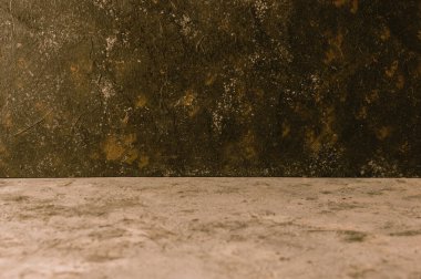 Eski siyah renkli beton, siyah aşınmış kırsal bir arka plan, pas ve gri beton yatay bir masa. Boşluğu kopyala