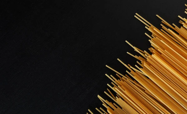 Gele Rauwe Zelfgemaakte Spaghetti Pasta Een Zwarte Betonnen Ondergrond Rechter — Stockfoto