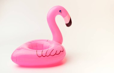 İzole edilmiş beyaz bir arka planda küçük şişirilebilir flamingo. Havuz için bardak tutacağı. Yaz mevsimi kavramı. Plaj yaz kompozisyonu.