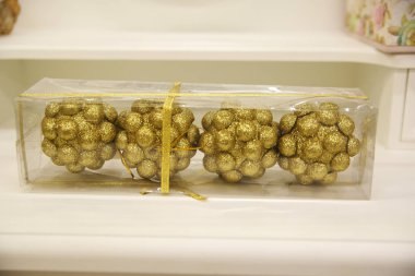 Altın Noel ağacı süslemeleri